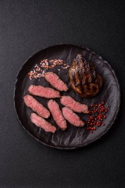 Tuz ve biberli ızgara biftek eti. Biftek ızgarada ızgara. Tasarımın için arka plan olarak.