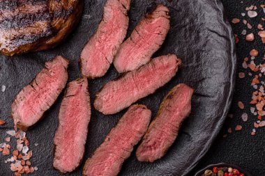 Tuz ve biberli ızgara biftek eti. Biftek ızgarada ızgara. Tasarımın için arka plan olarak.