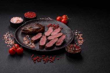Tuz ve biberli ızgara biftek eti. Biftek ızgarada ızgara. Tasarımın için arka plan olarak.