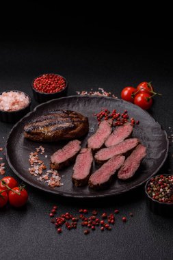 Tuz ve biberli ızgara biftek eti. Biftek ızgarada ızgara. Tasarımın için arka plan olarak.