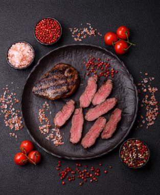 Tuz ve biberli ızgara biftek eti. Biftek ızgarada ızgara. Tasarımın için arka plan olarak.