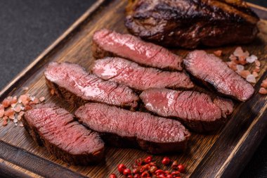 Tuz ve biberli ızgara biftek eti. Biftek ızgarada ızgara. Tasarımın için arka plan olarak.