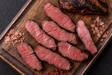 Tuz ve biberli ızgara biftek eti. Biftek ızgarada ızgara. Tasarımın için arka plan olarak.