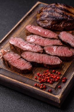 Tuz ve biberli ızgara biftek eti. Biftek ızgarada ızgara. Tasarımın için arka plan olarak.