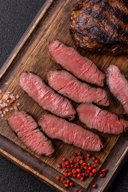 Tuz ve biberli ızgara biftek eti. Biftek ızgarada ızgara. Tasarımın için arka plan olarak.