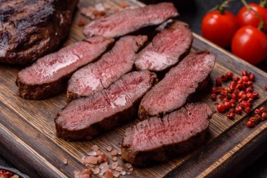 Tuz ve biberli ızgara biftek eti. Biftek ızgarada ızgara. Tasarımın için arka plan olarak.