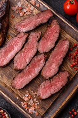 Tuz ve biberli ızgara biftek eti. Biftek ızgarada ızgara. Tasarımın için arka plan olarak.