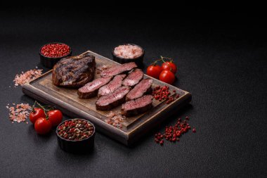 Tuz ve biberli ızgara biftek eti. Biftek ızgarada ızgara. Tasarımın için arka plan olarak.