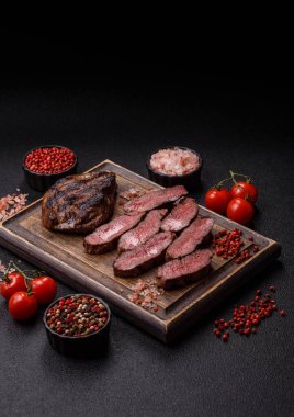 Tuz ve biberli ızgara biftek eti. Biftek ızgarada ızgara. Tasarımın için arka plan olarak.