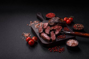 Tuz ve biberli ızgara biftek eti. Biftek ızgarada ızgara. Tasarımın için arka plan olarak.