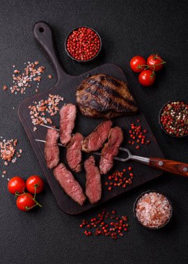 Tuz ve biberli ızgara biftek eti. Biftek ızgarada ızgara. Tasarımın için arka plan olarak.