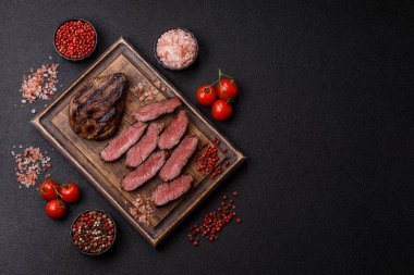 Tuz ve biberli ızgara biftek eti. Biftek ızgarada ızgara. Tasarımın için arka plan olarak.