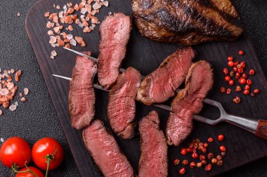 Tuz ve biberli ızgara biftek eti. Biftek ızgarada ızgara. Tasarımın için arka plan olarak.