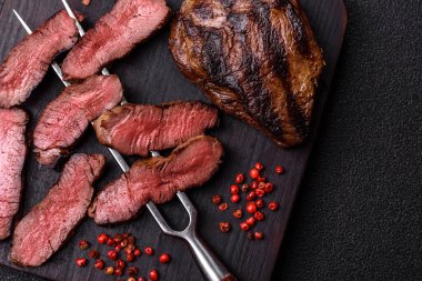 Tuz ve biberli ızgara biftek eti. Biftek ızgarada ızgara. Tasarımın için arka plan olarak.