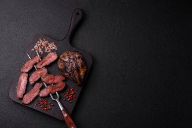 Tuz ve biberli ızgara biftek eti. Biftek ızgarada ızgara. Tasarımın için arka plan olarak.