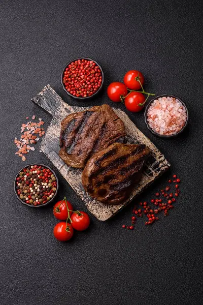 Tuz ve biberli ızgara biftek eti. Biftek ızgarada ızgara. Tasarımın için arka plan olarak.