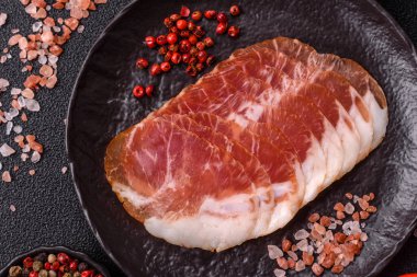 Sandviç için dilimlenmiş jambon, et, domuz ya da hindi sosisi. Jambon dilimleri, yemek, tasarımınız için arka plan