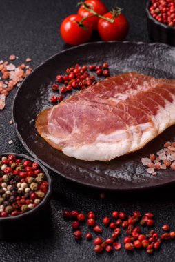 Sandviç için dilimlenmiş jambon, et, domuz ya da hindi sosisi. Jambon dilimleri, yemek, tasarımınız için arka plan