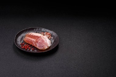 Sandviç için dilimlenmiş jambon, et, domuz ya da hindi sosisi. Jambon dilimleri, yemek, tasarımınız için arka plan