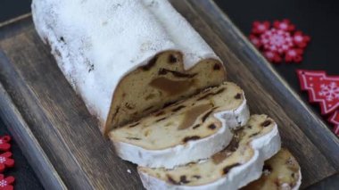 Noel stollen, badem ezmesi ve şekerli meyveli Alman pastası. Şenlik masası için Noel çalıntısı