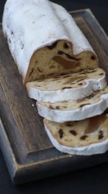 Noel stollen, badem ezmesi ve şekerli meyveli Alman pastası. Şenlik masası için Noel çalıntısı