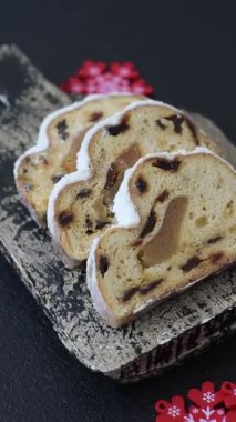 Noel stollen, badem ezmesi ve şekerli meyveli Alman pastası. Şenlik masası için Noel çalıntısı
