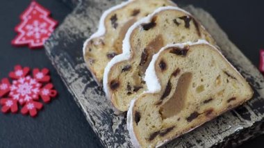 Noel stollen, badem ezmesi ve şekerli meyveli Alman pastası. Şenlik masası için Noel çalıntısı
