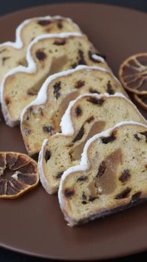 Noel stollen, badem ezmesi ve şekerli meyveli Alman pastası. Şenlik masası için Noel çalıntısı