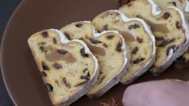 Noel stollen, badem ezmesi ve şekerli meyveli Alman pastası. Şenlik masası için Noel çalıntısı