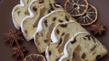 Noel stollen, badem ezmesi ve şekerli meyveli Alman pastası. Şenlik masası için Noel çalıntısı