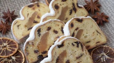 Noel stollen, badem ezmesi ve şekerli meyveli Alman pastası. Şenlik masası için Noel çalıntısı