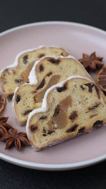 Noel stollen, badem ezmesi ve şekerli meyveli Alman pastası. Şenlik masası için Noel çalıntısı