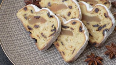 Noel stollen, badem ezmesi ve şekerli meyveli Alman pastası. Şenlik masası için Noel çalıntısı