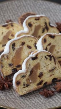 Noel stollen, badem ezmesi ve şekerli meyveli Alman pastası. Şenlik masası için Noel çalıntısı