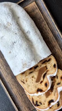 Noel stollen, badem ezmesi ve şekerli meyveli Alman pastası. Şenlik masası için Noel çalıntısı