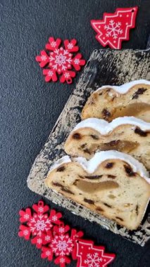 Noel stollen, badem ezmesi ve şekerli meyveli Alman pastası. Şenlik masası için Noel çalıntısı