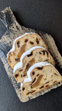 Noel stollen, badem ezmesi ve şekerli meyveli Alman pastası. Şenlik masası için Noel çalıntısı