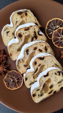 Noel stollen, badem ezmesi ve şekerli meyveli Alman pastası. Şenlik masası için Noel çalıntısı