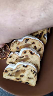 Noel stollen, badem ezmesi ve şekerli meyveli Alman pastası. Şenlik masası için Noel çalıntısı