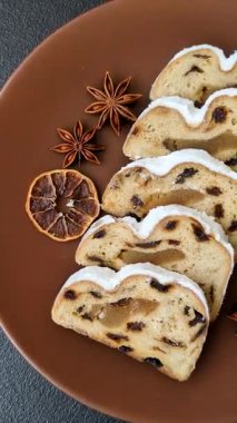 Noel stollen, badem ezmesi ve şekerli meyveli Alman pastası. Şenlik masası için Noel çalıntısı