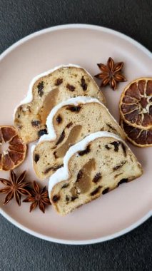 Noel stollen, badem ezmesi ve şekerli meyveli Alman pastası. Şenlik masası için Noel çalıntısı