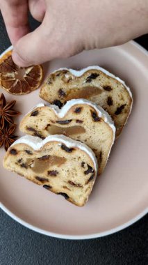 Noel stollen, badem ezmesi ve şekerli meyveli Alman pastası. Şenlik masası için Noel çalıntısı