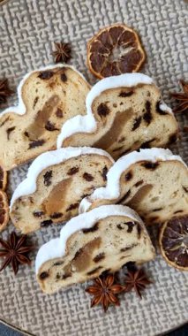 Noel stollen, badem ezmesi ve şekerli meyveli Alman pastası. Şenlik masası için Noel çalıntısı