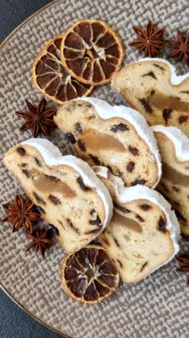 Noel stollen, badem ezmesi ve şekerli meyveli Alman pastası. Şenlik masası için Noel çalıntısı