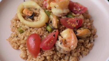 Pirinç ve karides veya paella, deniz ürünleri ve sebzeli bir yemek. Karides, Asya ya da İspanyol yemekli pilav.