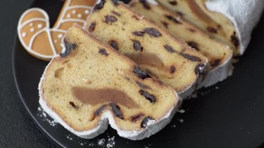 Noel stollen, badem ezmesi ve şekerli meyveli Alman pastası. Şenlik masası için Noel çalıntısı