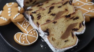 Christmas Stollen, badem ezmesi ve meyveli Alman pastası. Kış Noel Çalıntısı