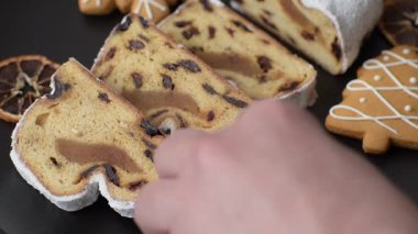 Noel stollen, badem ezmesi ve şekerli meyveli Alman pastası. Şenlik masası için Noel çalıntısı