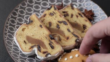 Noel stollen, badem ezmesi ve şekerli meyveli Alman pastası. Şenlik masası için Noel çalıntısı