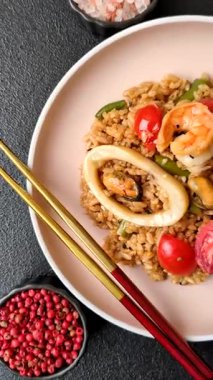 Pirinç ve karides veya paella, deniz ürünleri ve sebzeli bir yemek. Karides, Asya ya da İspanyol yemekli pilav.